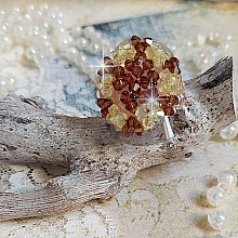 Bague Etoil&eacute;e mont&eacute;e avec des perles cristal de Swarovski, rocailles et facettes verre de boh&egrave;me